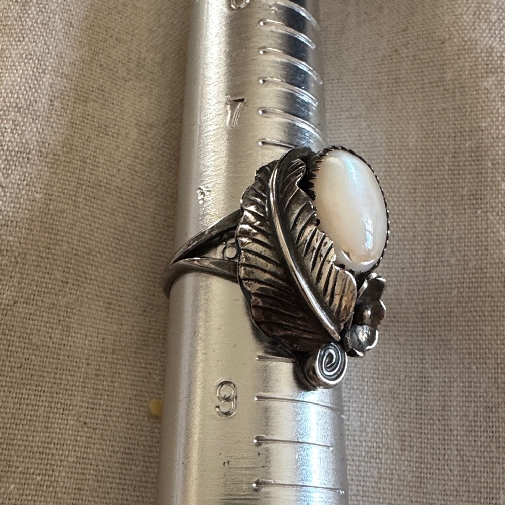 Elegant Silver and White Leaf Ring